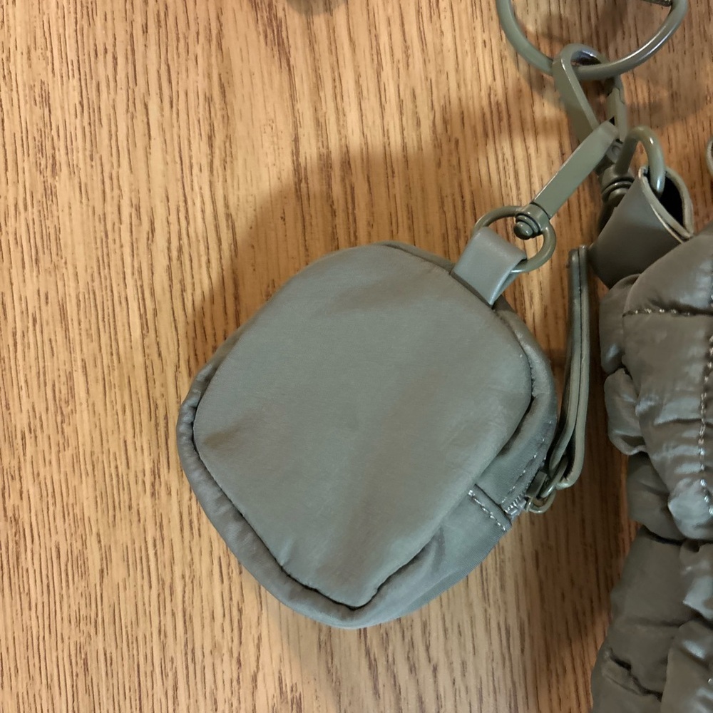 LAST CHANCE! Women's Olive Quilted Shoulder Bag - Picture 4 of 8